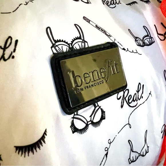 🛟 BENEFIT COSMETICS Weekender/Gym Duffle Bag - Picture 7 of 11